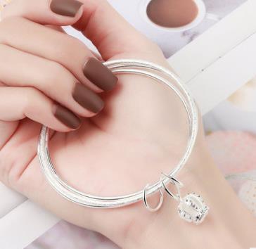 Dos pulseras redondas pequeñas brillantes y una esmerilada, pulsera de corona plateada de cobre blanco, hembra