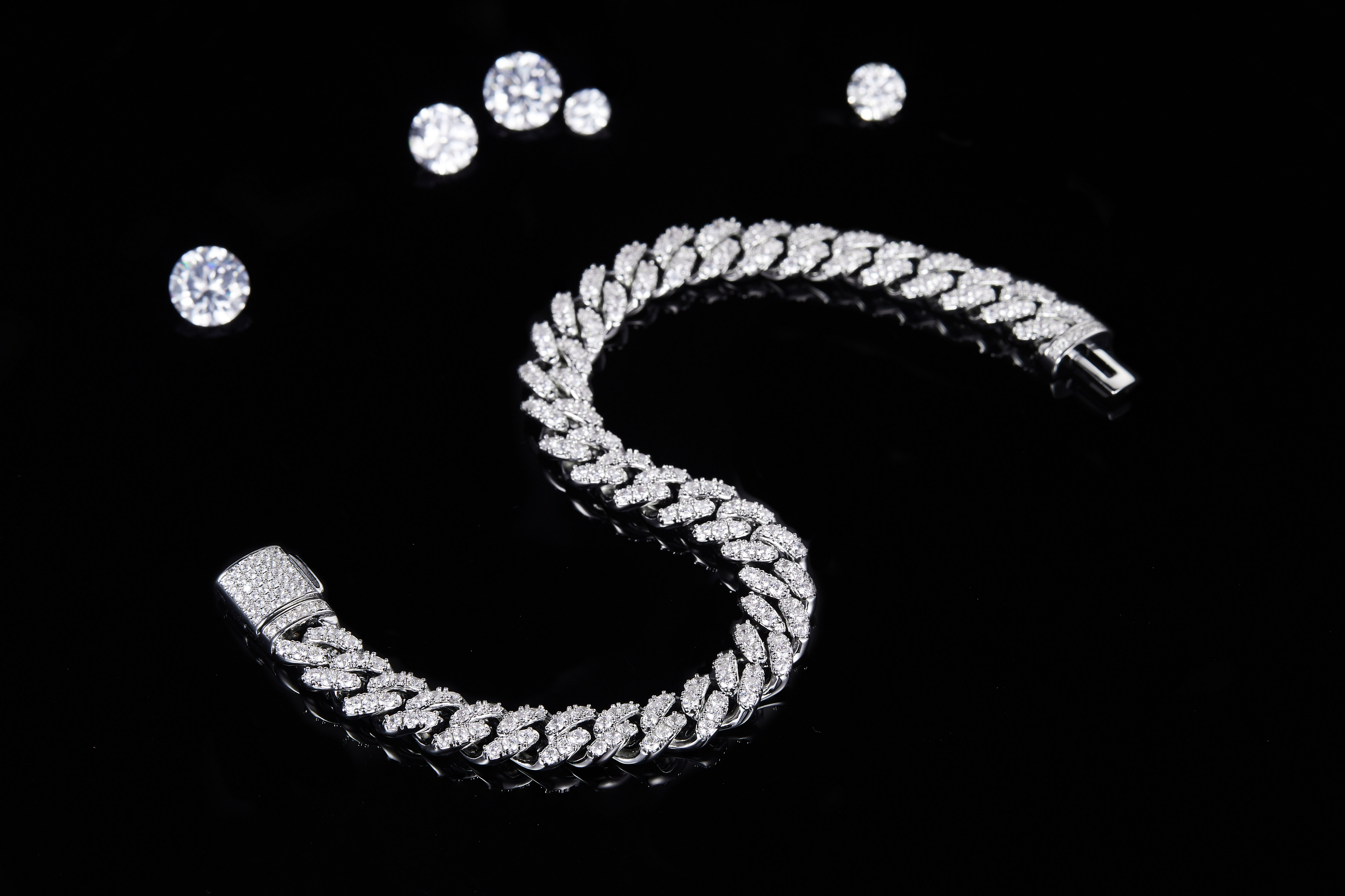 Brazalete Moissanite brillante con diseño Twining