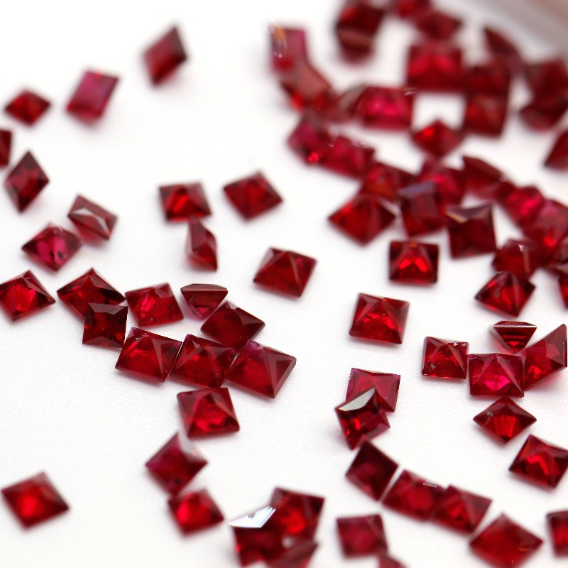 Los fabricantes venden al por mayor Ruby artificial de alta calidad 1.5-2.5mm Square Pigeon Blood Ruby