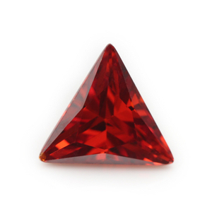 5A Venta al por mayor de fabricación de color rojo brillante Triángulo Cubic Zirconia para joyería