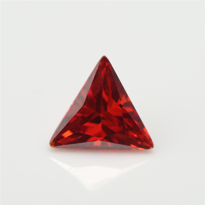 5A Venta al por mayor de fabricación de color rojo brillante Triángulo Cubic Zirconia para joyería