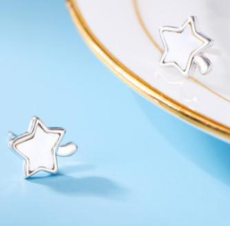 Pendientes de mujer de plata de ley 925 chapada en oro con pequeña estrella simple