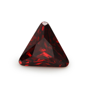 5A Oxblood Red Fabricación Venta al por mayor Triángulo Cubic Zirconia para joyería