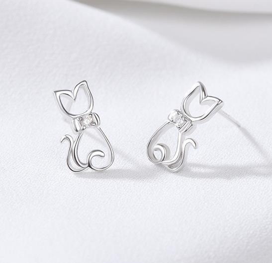 Elegantes aretes de mujer chapados en plata de ley 925 con forma de gatito