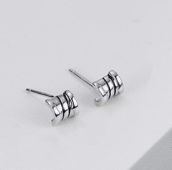 Pendientes lindos de mujer chapados en plata de ley 925 con diseño de sentido de nicho de metal