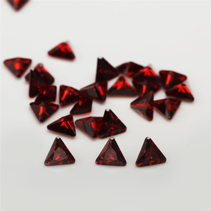 5A Oxblood Red Fabricación Venta al por mayor Triángulo Cubic Zirconia para joyería