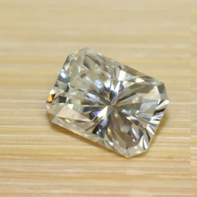 Moissanite sintético brillante en bruto de corte esmeralda de 6 * 8 mm