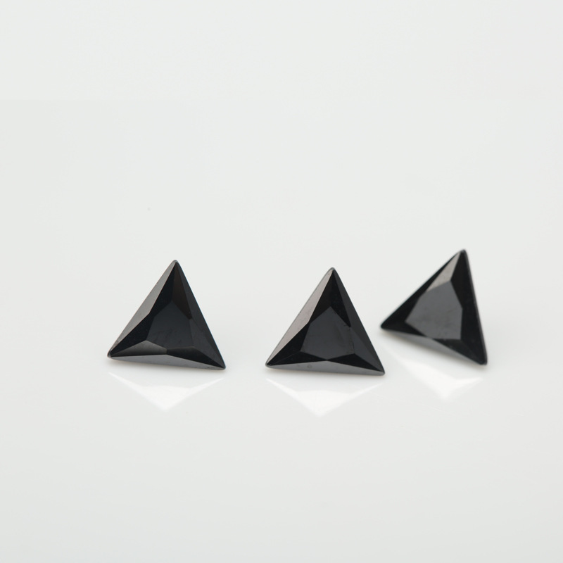 5A Venta al por mayor de fabricación negra Triangle Cubic Zirconia para joyería