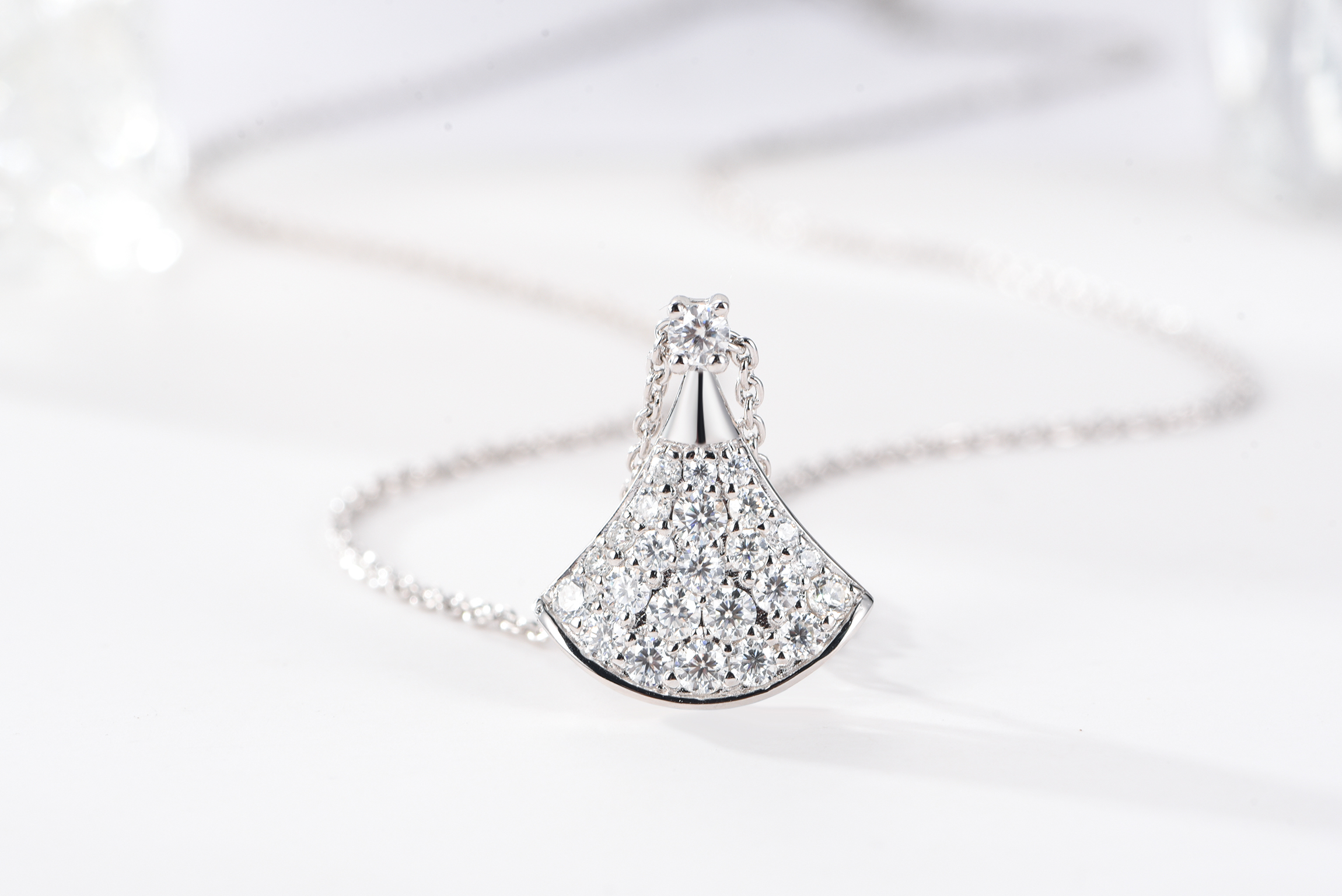 Moissanite en Forma de Falda Colgante de Oro Blanco de 14k Chapado en Plata de Ley 925