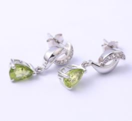 Elegantes pendientes de moda chapados en plata de ley 925 con gema verde oliva