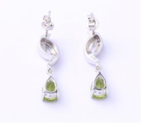 Elegantes pendientes de moda chapados en plata de ley 925 con gema verde oliva