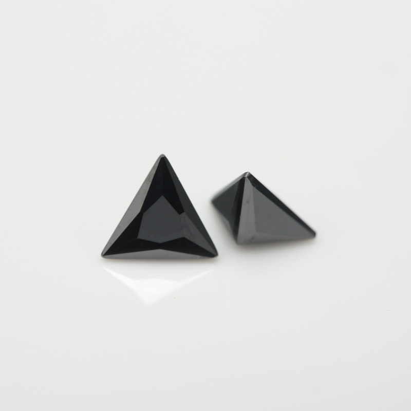 5A Venta al por mayor de fabricación negra Triangle Cubic Zirconia para joyería