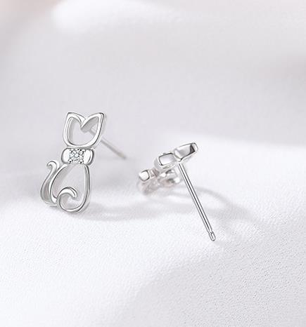 Elegantes aretes de mujer chapados en plata de ley 925 con forma de gatito