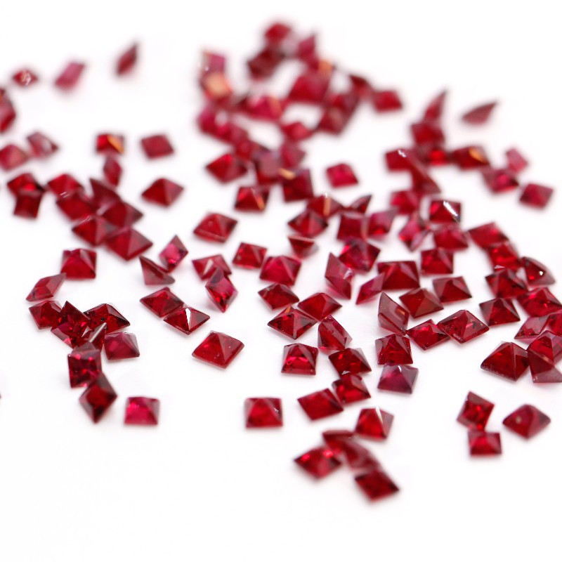 Los fabricantes venden al por mayor Ruby artificial de alta calidad 1.5-2.5mm Square Pigeon Blood Ruby