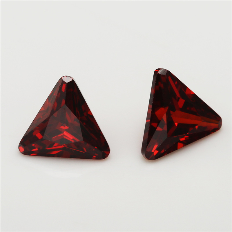 5A Oxblood Red Fabricación Venta al por mayor Triángulo Cubic Zirconia para joyería