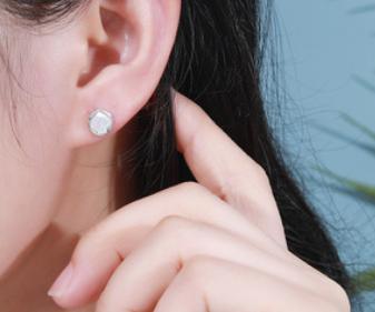 Pendientes lindos pequeños de plata de ley 925 con baño de oro y durazno blanco