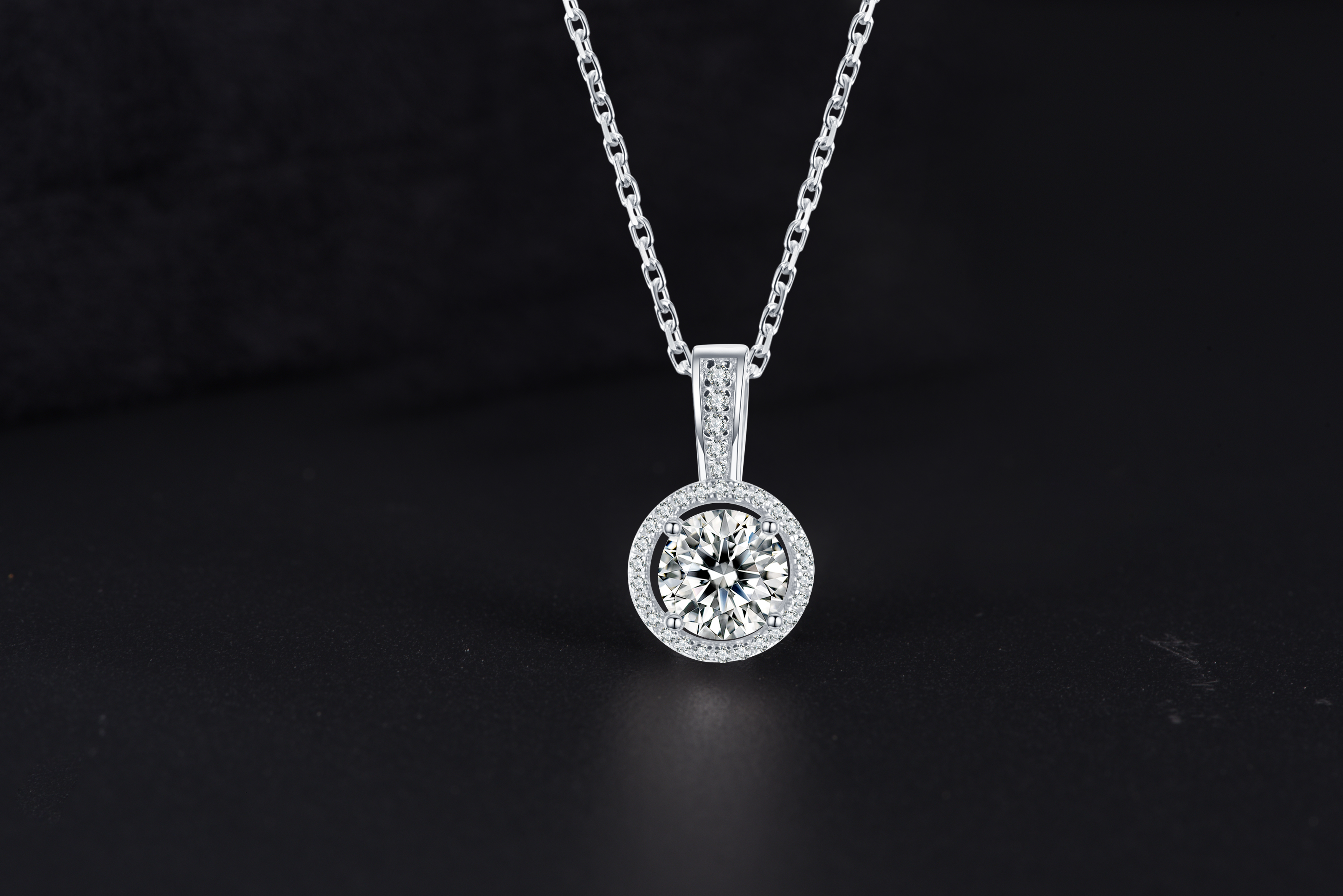 El último pastel redondo Moissanite es un colgante de plata de ley 925 chapado en platino de 14 quilates