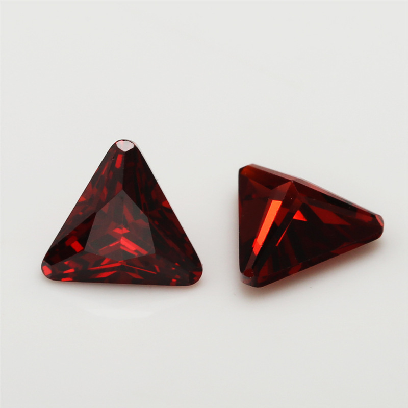 5A Oxblood Red Fabricación Venta al por mayor Triángulo Cubic Zirconia para joyería