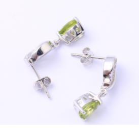 Elegantes pendientes de moda chapados en plata de ley 925 con gema verde oliva