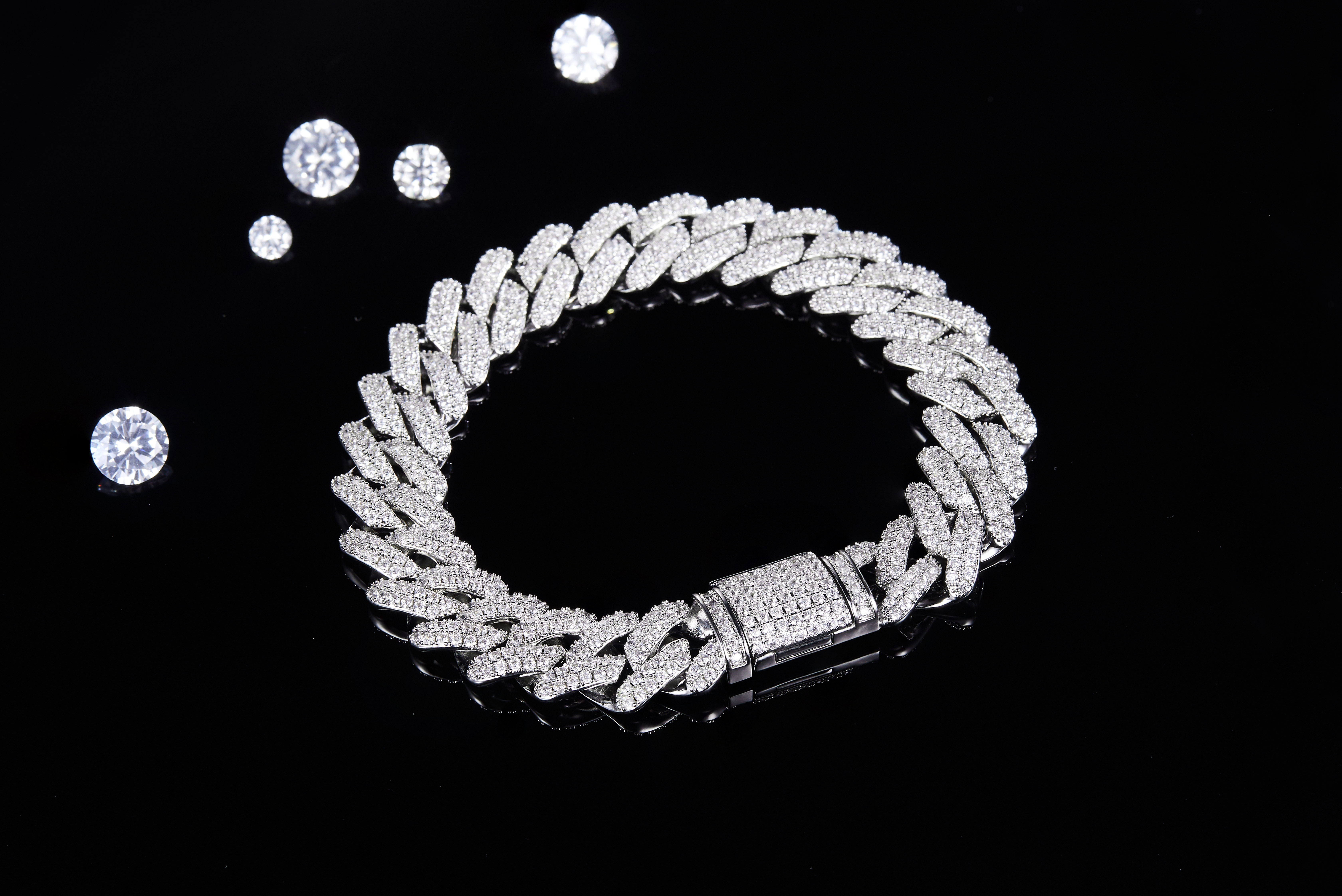 Pulsera gruesa de moissanita con diamantes rotos con incrustaciones completas