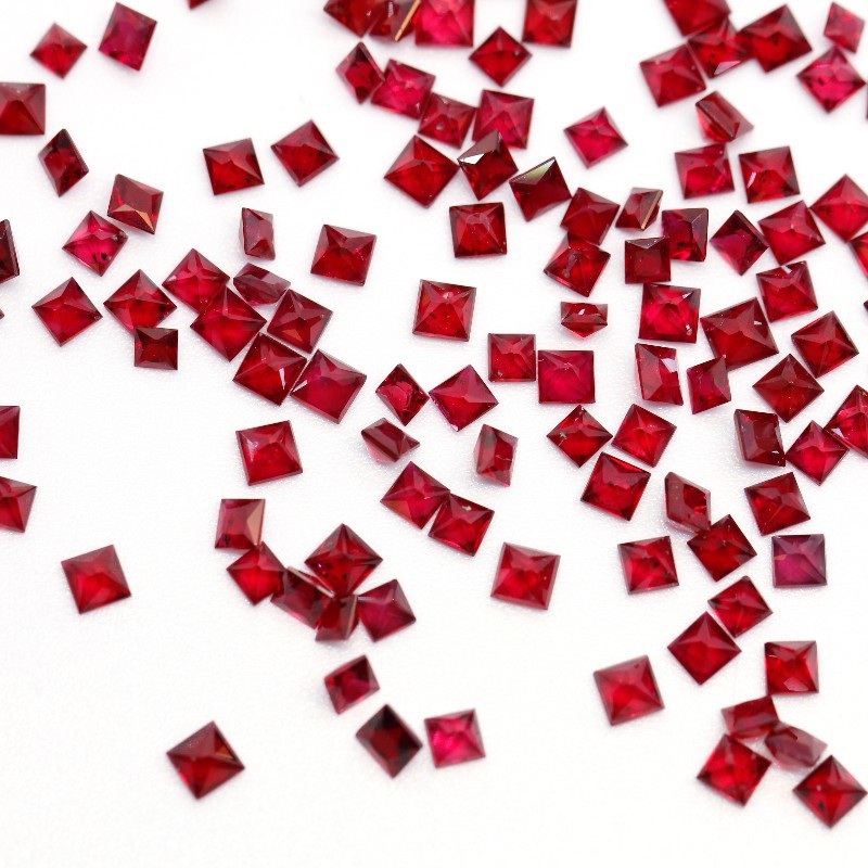 Los fabricantes venden al por mayor Ruby artificial de alta calidad 1.5-2.5mm Square Pigeon Blood Ruby