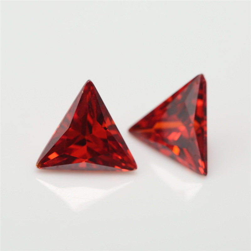 5A Venta al por mayor de fabricación de color rojo brillante Triángulo Cubic Zirconia para joyería