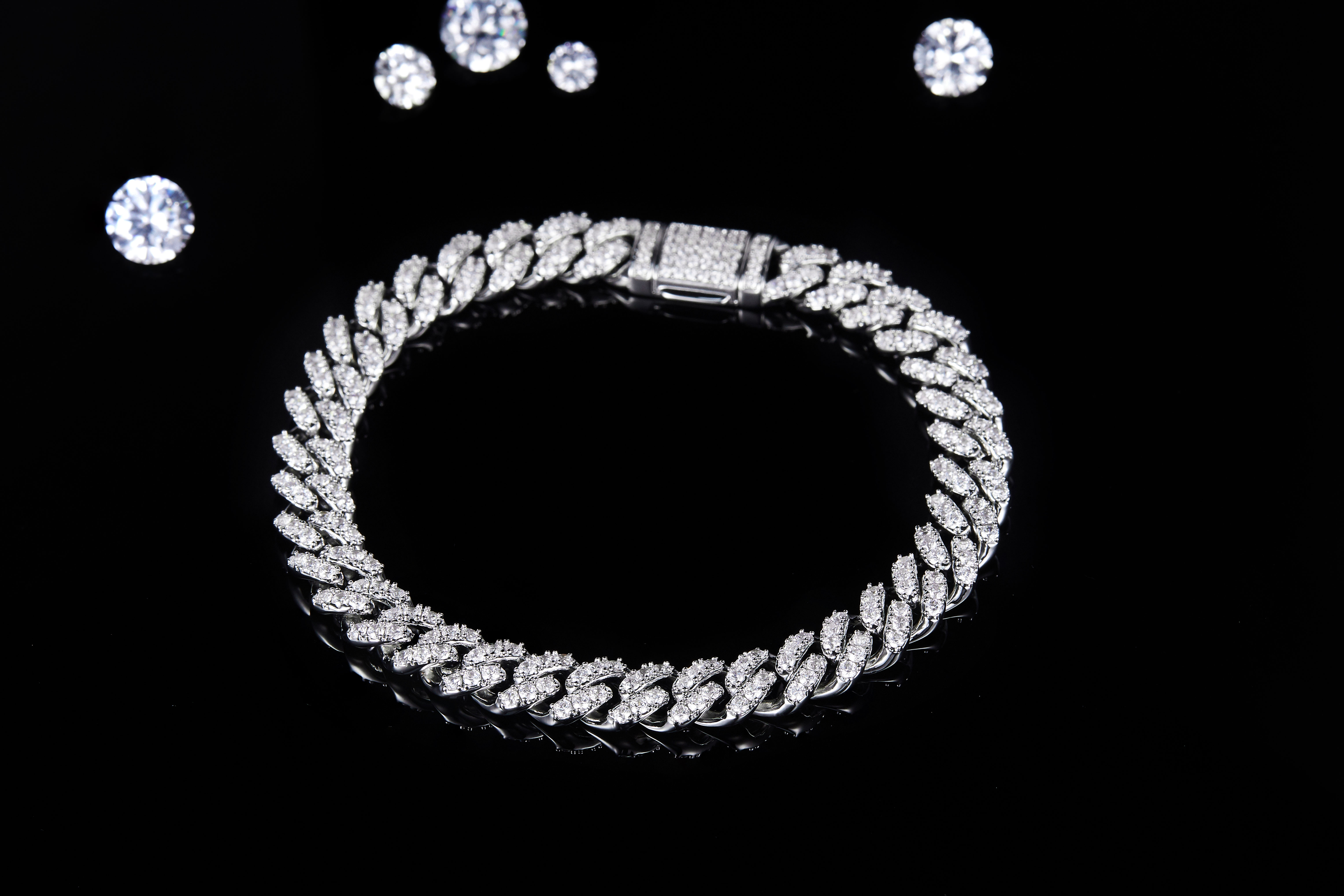 Brazalete Moissanite brillante con diseño Twining