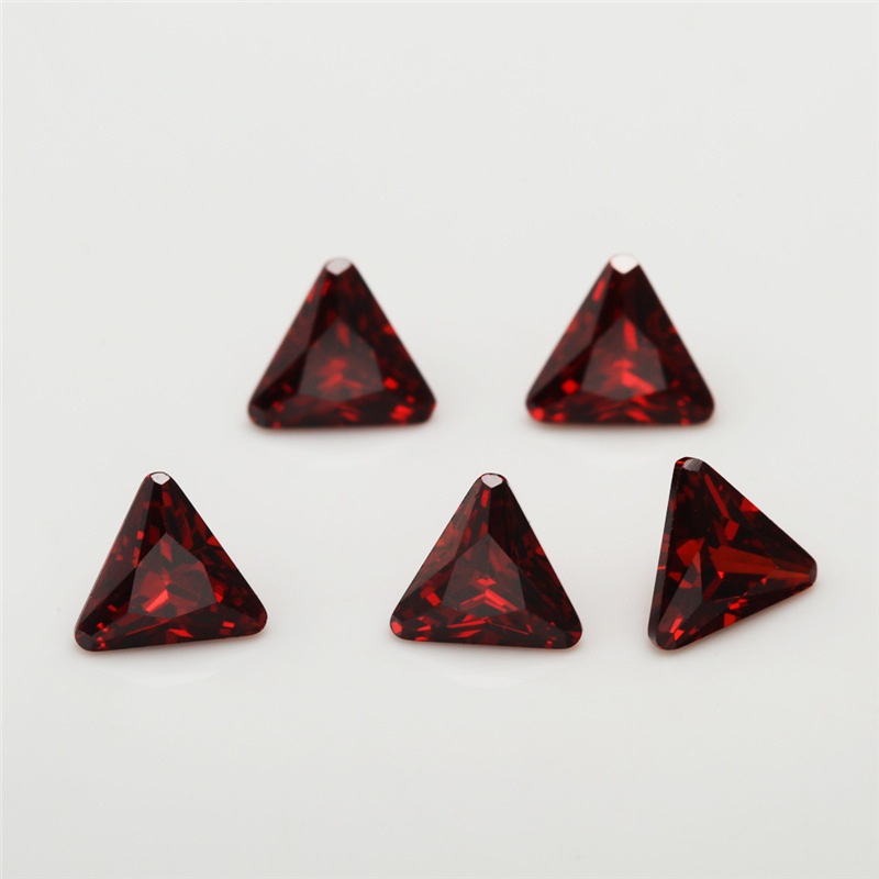 5A Oxblood Red Fabricación Venta al por mayor Triángulo Cubic Zirconia para joyería