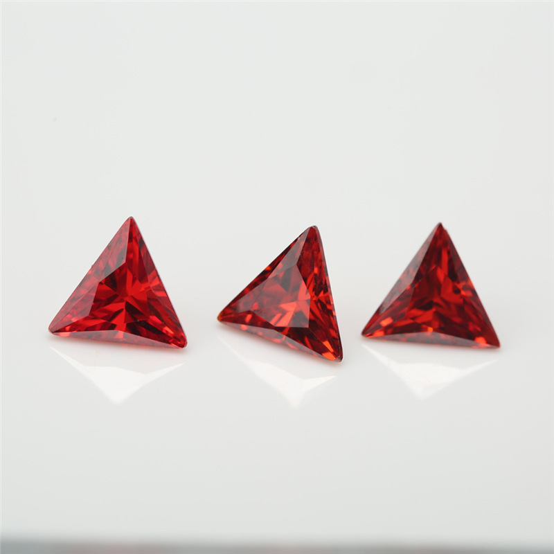 5A Venta al por mayor de fabricación de color rojo brillante Triángulo Cubic Zirconia para joyería