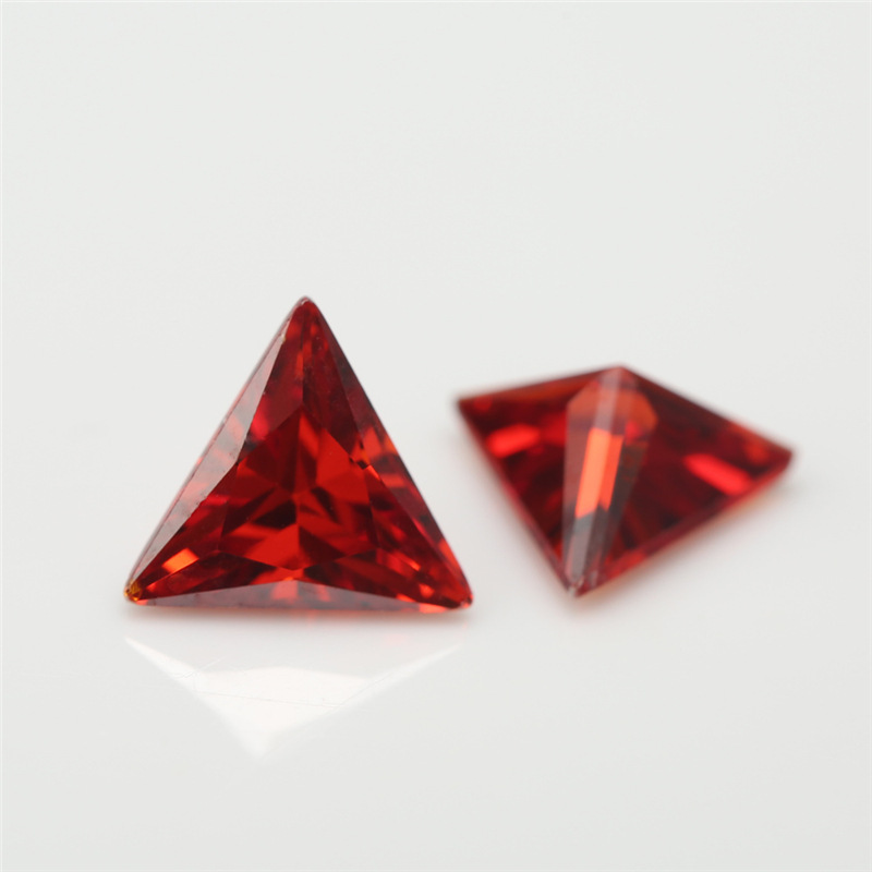 5A Venta al por mayor de fabricación de color rojo brillante Triángulo Cubic Zirconia para joyería